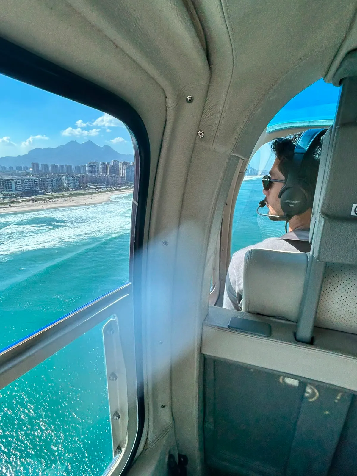 Vista desde la ventana del helicóptero sobre la costa de Río