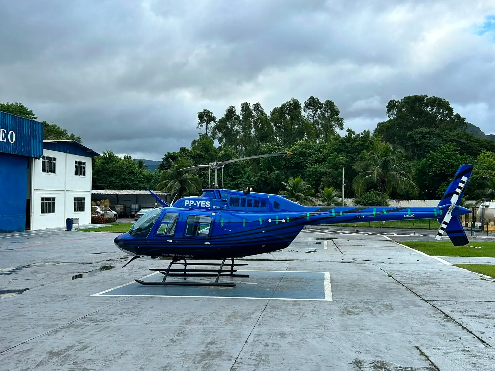 Helicóptero Bell de FlyUp listo para el vuelo panorámico