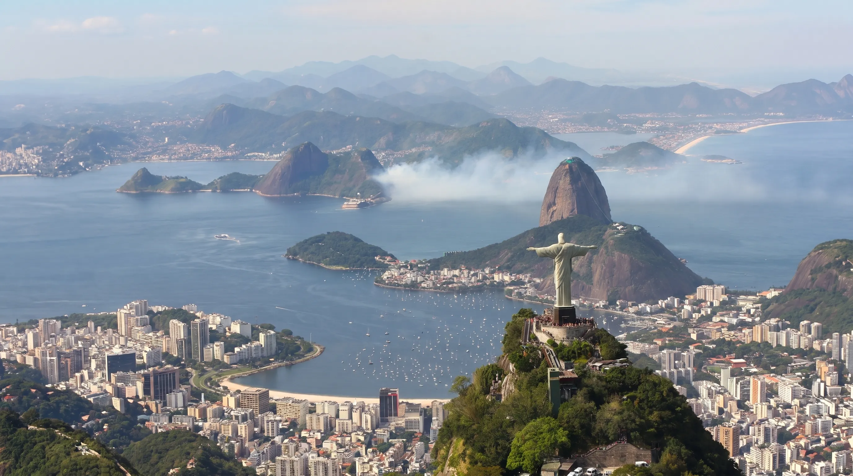 Vista aérea de Río de Janeiro con el Cristo Redentor y el Pan de Azúcar al fondo